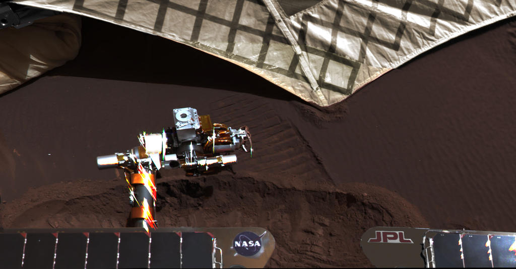 Em 20 de março de 2004, da NASA Mars Exploration Rover Opportunity usou uma roda para cavar um material subsuperfície revelador vala ao lado do hardware lander que levou a sonda para a superfície de Marte 55 dias marcianos, ou soles, mais cedo.