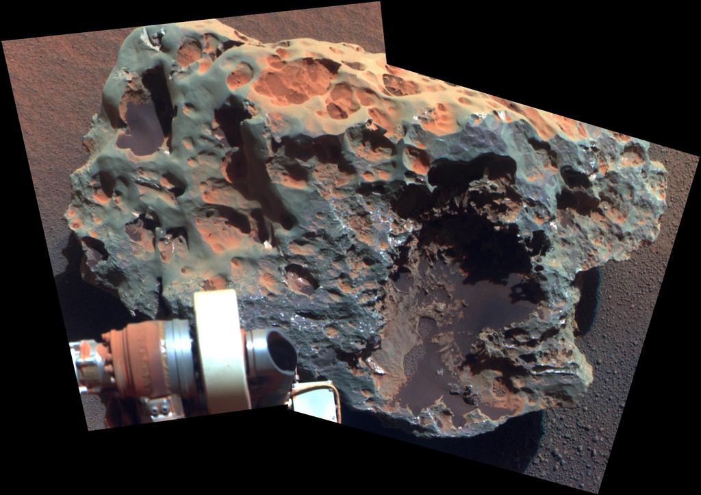 Este ponto de vista de uma rocha chamada "Block Island", o maior meteorito já encontrado em Marte, vem da câmera panorâmica (Pancam) em Opportunity.