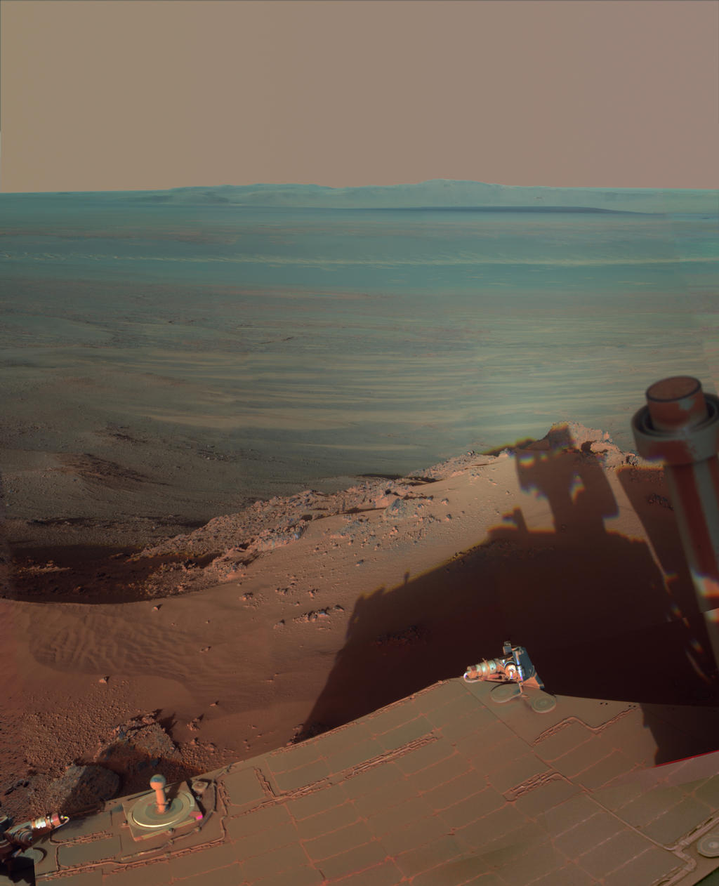 da NASA Mars Rover Opportunity pega sua própria sombra de fim de tarde nesta vista dramaticamente iluminado leste através Endeavour cratera em Marte.