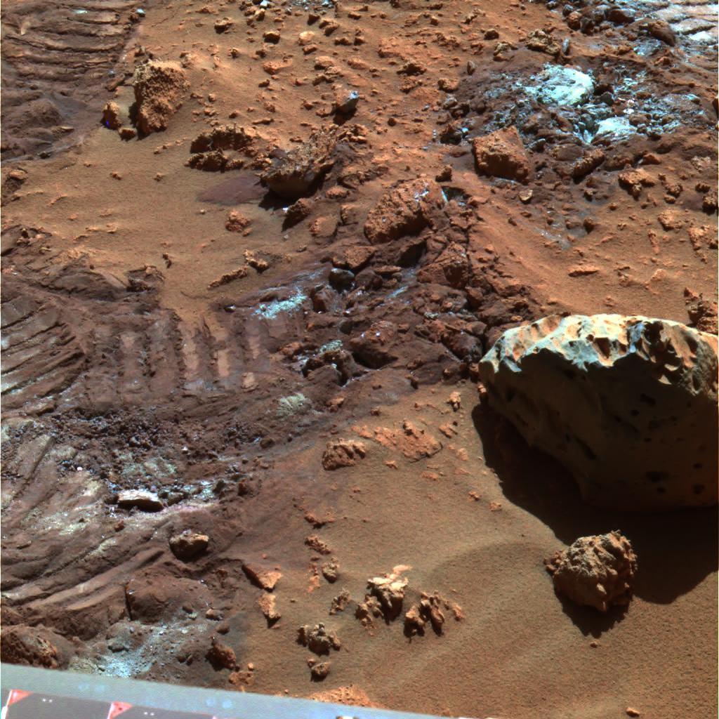 Esta imagem de cores falsas destaca o material misterioso e brilhante de poeira-like que é criado quando o solo nesta região é perturbado.