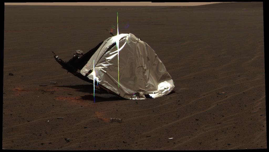 Esta imagem da câmera panorâmica do Opportunity apresenta os restos do escudo térmico que protegia o rover de temperaturas de até 2.000 graus Fahrenheit como ele fez o seu caminho através da atmosfera marciana.