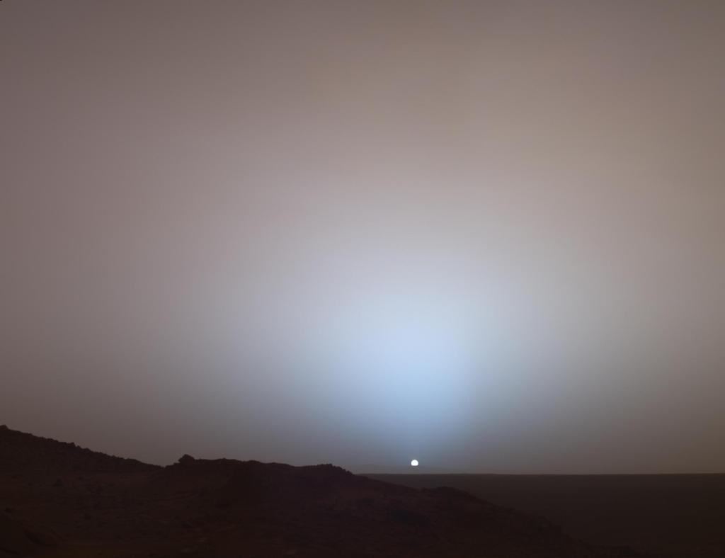 No dia 19 de maio de 2005, da NASA Mars Exploration Rover Espírito capturou esta vista deslumbrante como o sol afundou abaixo da borda da cratera Gusev em Marte.