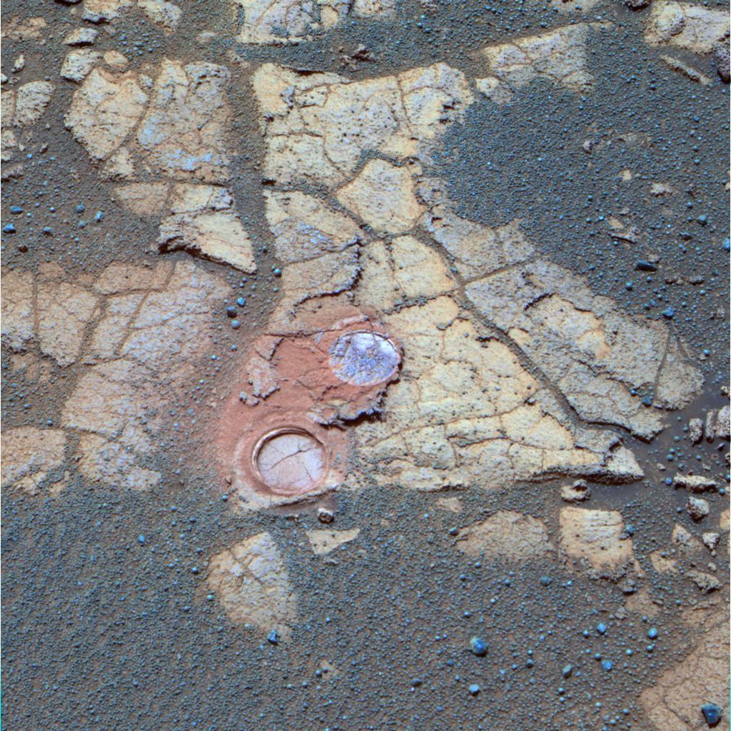 Esta imagem panorâmica de cores falsas, tomada no dia marciano, ou solenóide, 561 (22 de agosto de 2005) pelo rover Opportunity, mostra a natureza das rochas de afloramento que o rover está encontrando em sua viagem para o sul através das planícies marcianas para " Erebus Crater. "