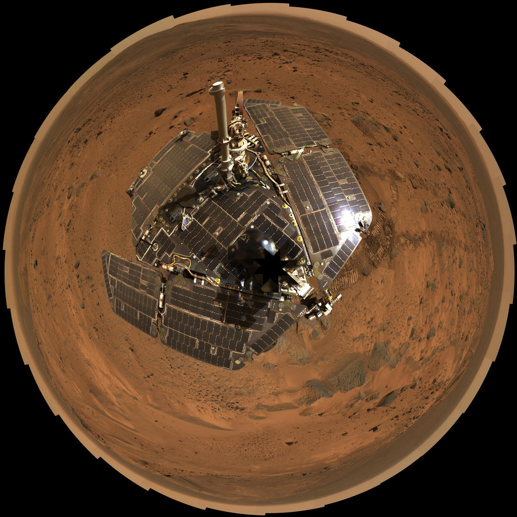 Esta visão panorâmica combina um auto-retrato do convés nave espacial e um mosaico panorâmica da superfície de Marte como visto pelo rover Spirit.