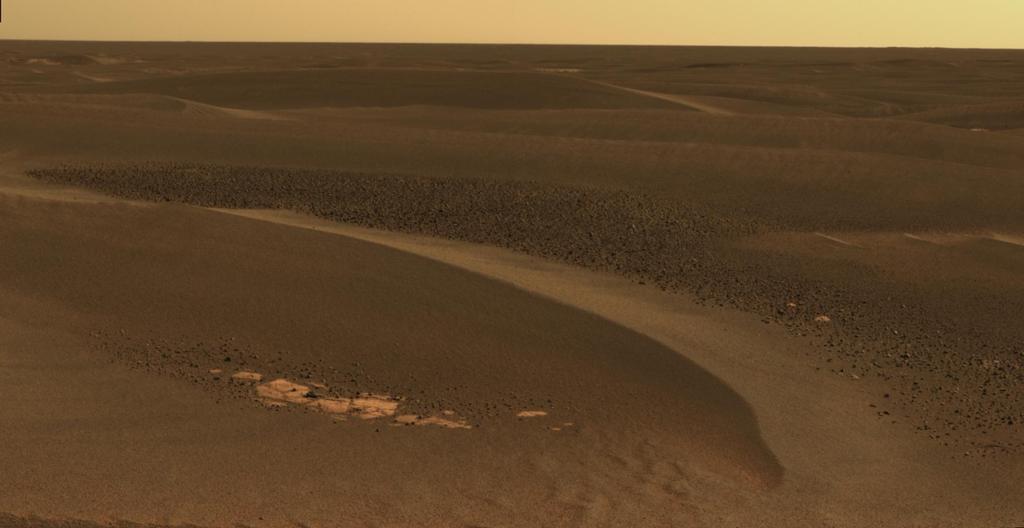 Como Opportunity continuou a atravessar de "Erebus Crater" em direção a "cratera Victoria", o rover navegou ao longo de exposições de rochas entre grandes ondulações, wind-blown.