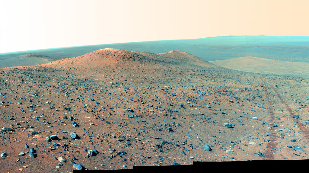 Esta vista-olhando norte da NASA Mars Rover Opportunity mostra Wdowiak Ridge, a partir de primeiro plano esquerdo para o centro.  Esta versão é apresentado na cor falsa, o que melhora a visibilidade de marcas das rodas do rover à direita.