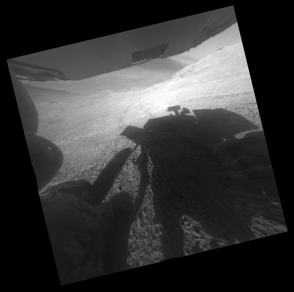 mars-rover-opportunity-shadow-PIA20328-br2.jpg