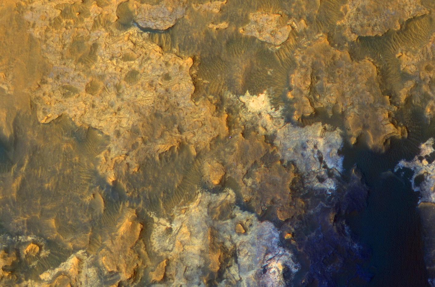 Mars Orbiter Sees Curiosity Rover in 'Artist's Drive' (Unlabeled)