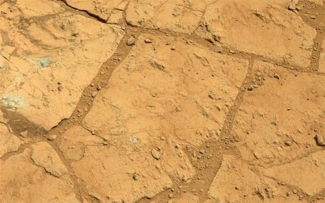 A blink pair of images taken before and after Curiosity performed a "mini drill" test on a Martian rock shows changes resulting from that activity.