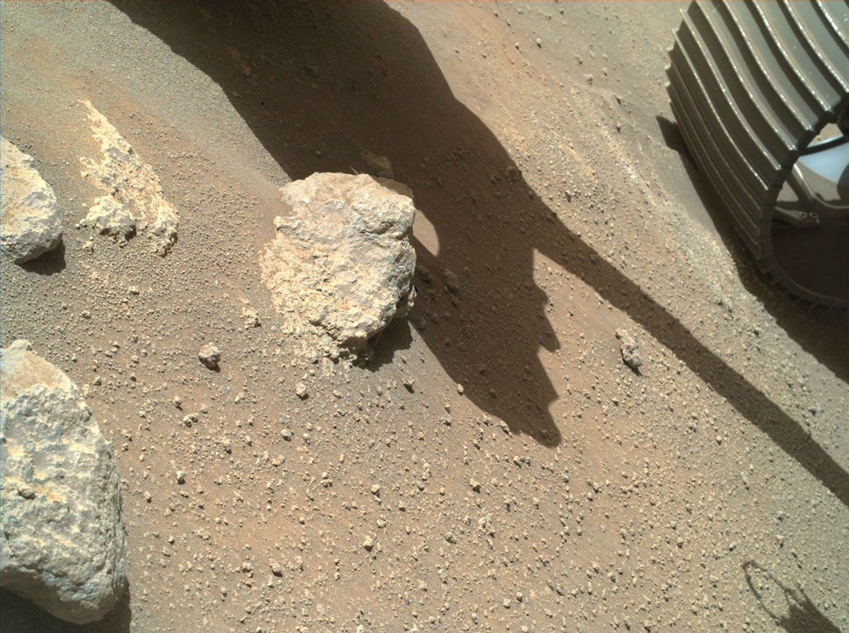 An animated GIF depicts the Martian surface below the Perseverance rover, showing the results of the Jan. 15, 2022, percussive drill test to clear cored-rock fragments from one of the rover’s sample tubes.