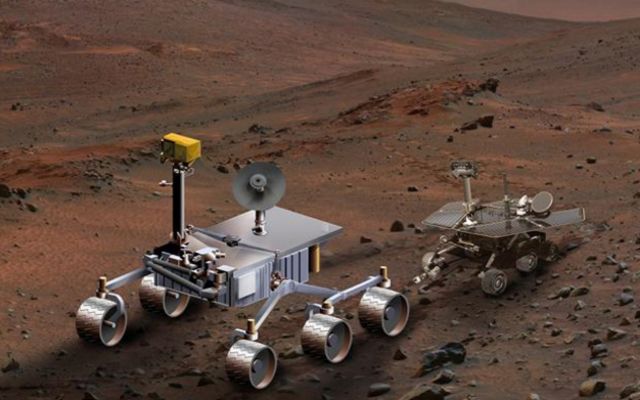 An artist's concept of NASA's Mars Science Laboratory (left) serves to compare it with Spirit, one of NASA's twin Mars Exploration Rovers.