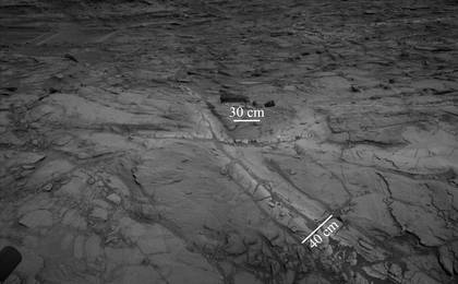 Discolored Fracture Zones in Martian Sandstone