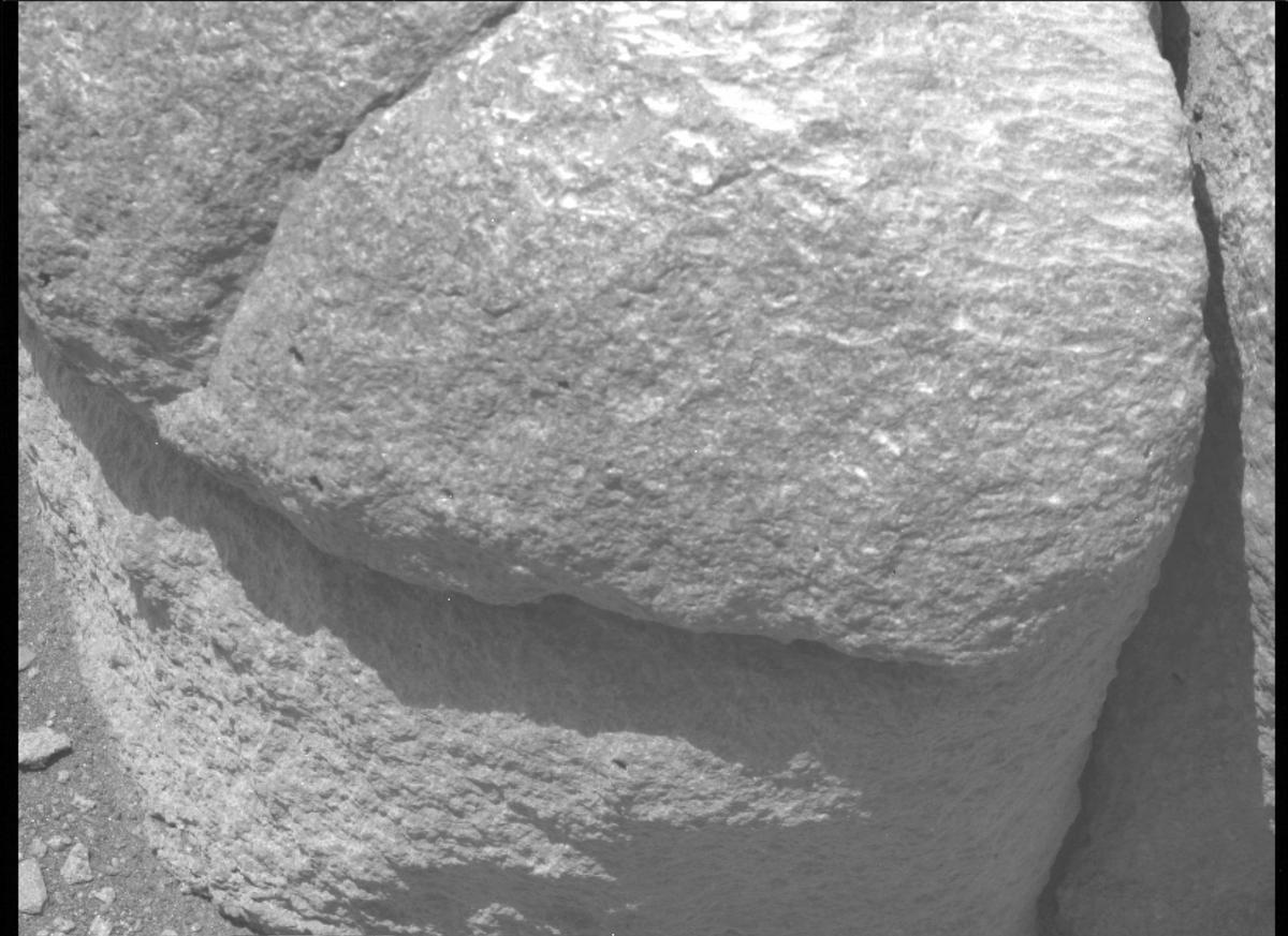 This image was taken by MCZ_RIGHT onboard NASA's Mars rover Perseverance on Sol 102