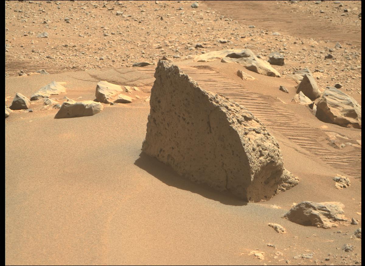 This image was taken by MCZ_RIGHT onboard NASA's Mars rover Perseverance on Sol 123