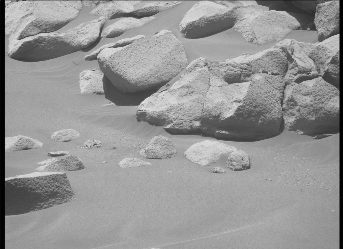 This image was taken by MCZ_RIGHT onboard NASA's Mars rover Perseverance on Sol 136