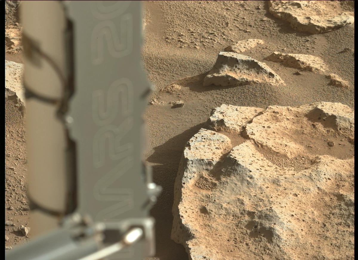 This image was taken by MCZ_LEFT onboard NASA's Mars rover Perseverance on Sol 197