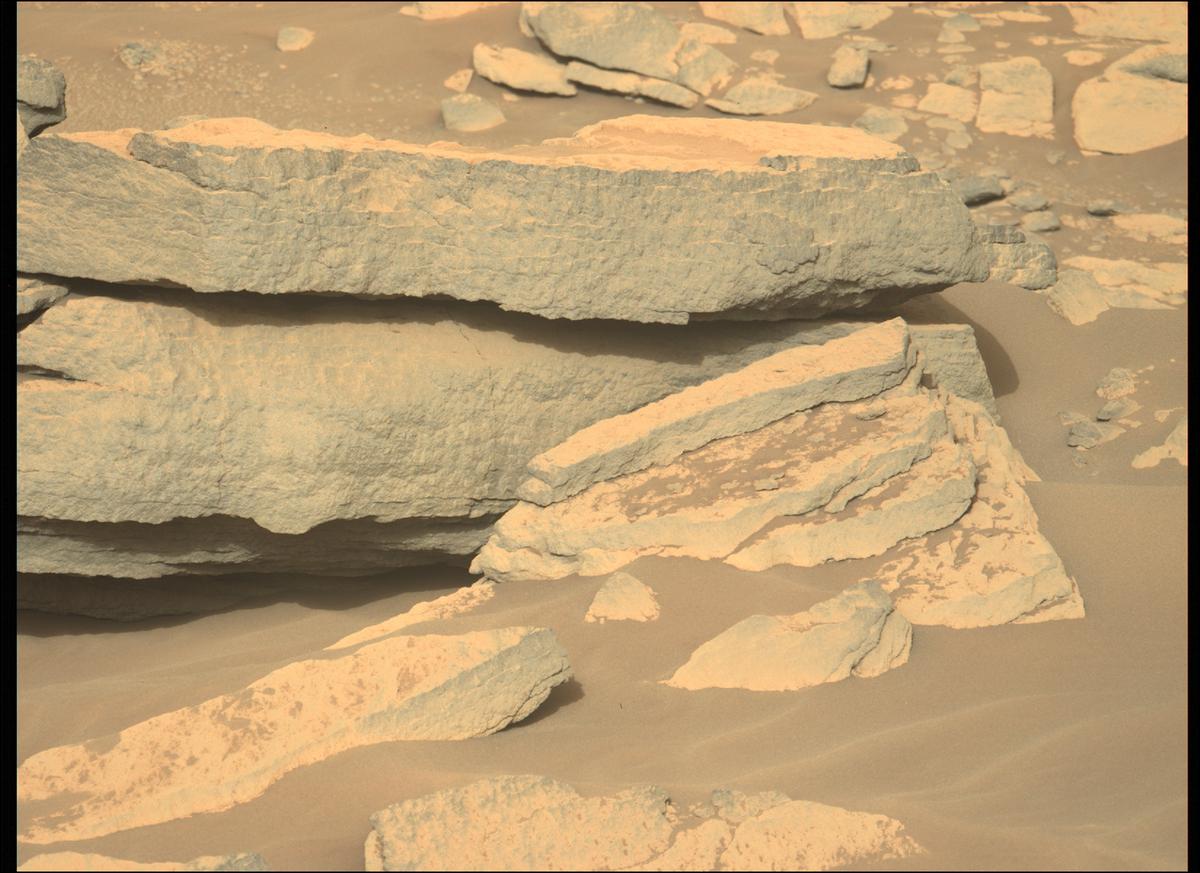 This image was taken by MCZ_LEFT onboard NASA's Mars rover Perseverance on Sol 211