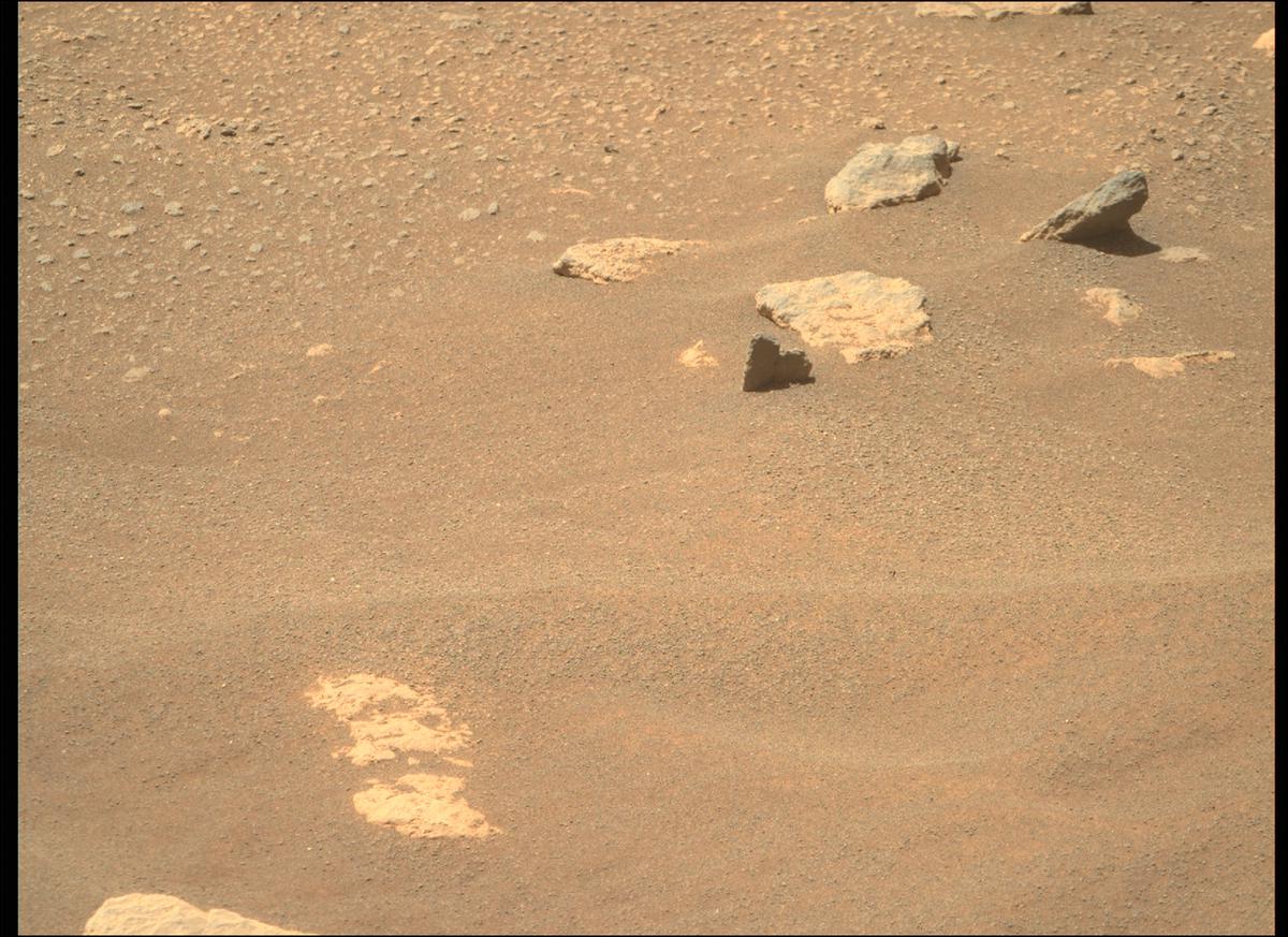 This image was taken by MCZ_RIGHT onboard NASA's Mars rover Perseverance on Sol 214