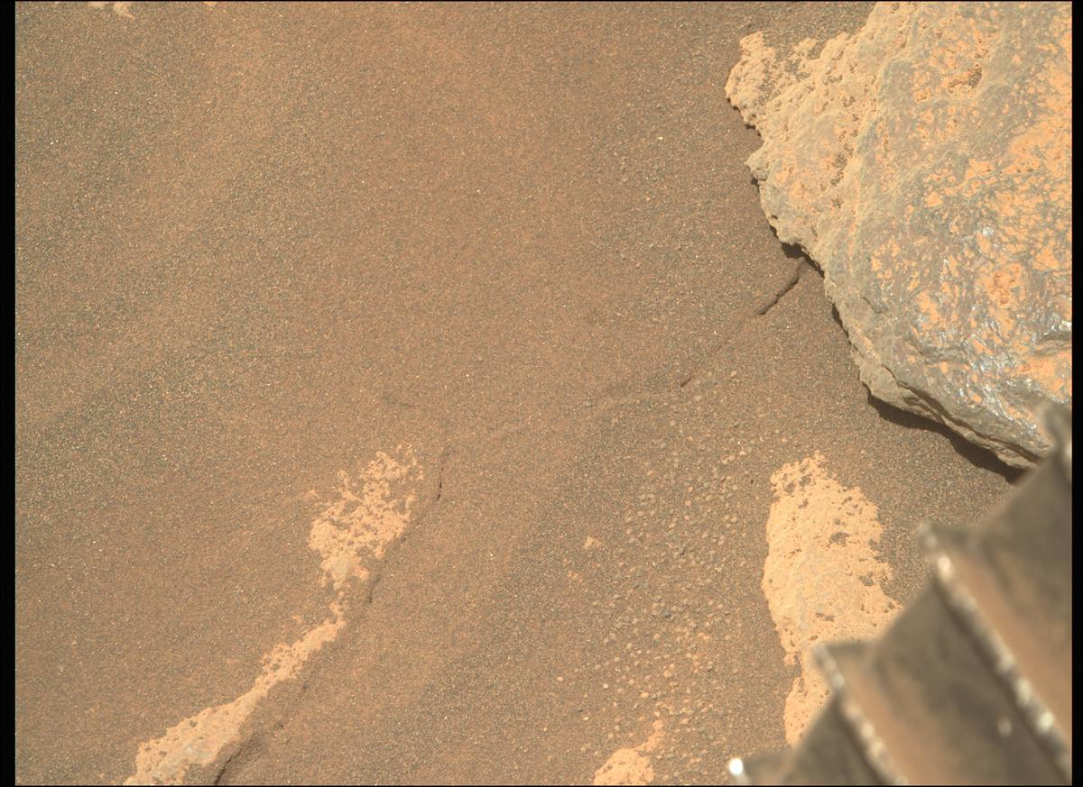 This image was taken by MCZ_RIGHT onboard NASA's Mars rover Perseverance on Sol 215