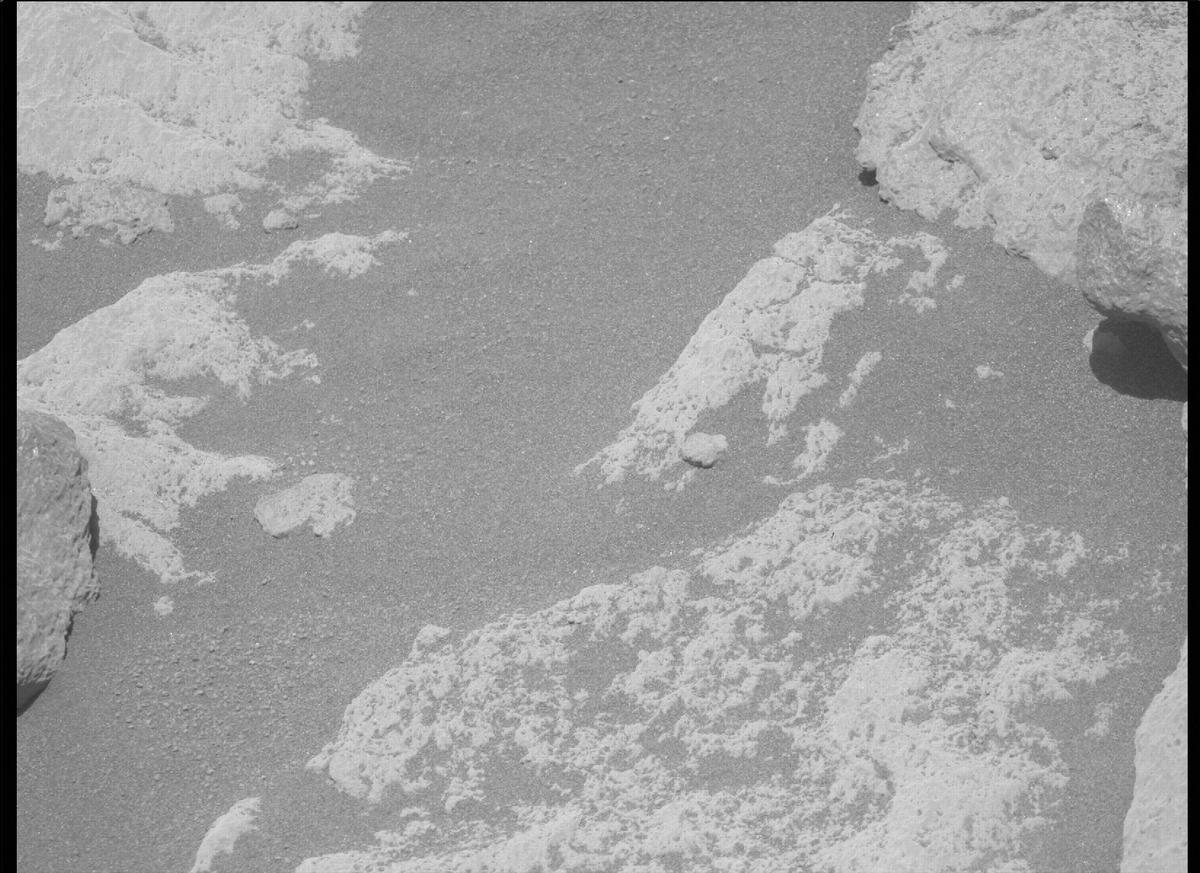 This image was taken by MCZ_RIGHT onboard NASA's Mars rover Perseverance on Sol 215