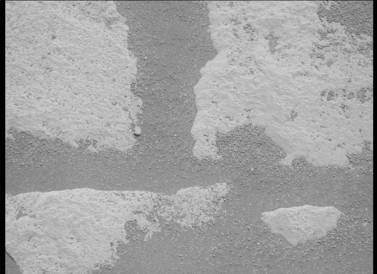 This image was taken by MCZ_RIGHT onboard NASA's Mars rover Perseverance on Sol 215