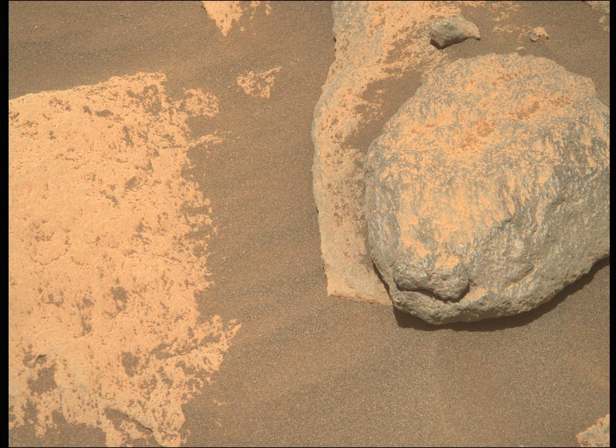 This image was taken by MCZ_RIGHT onboard NASA's Mars rover Perseverance on Sol 215