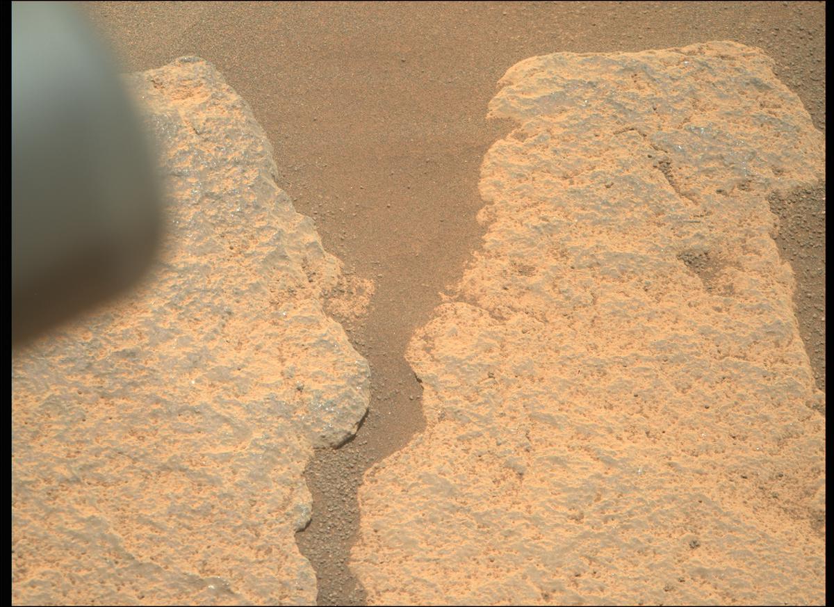 This image was taken by MCZ_RIGHT onboard NASA's Mars rover Perseverance on Sol 215