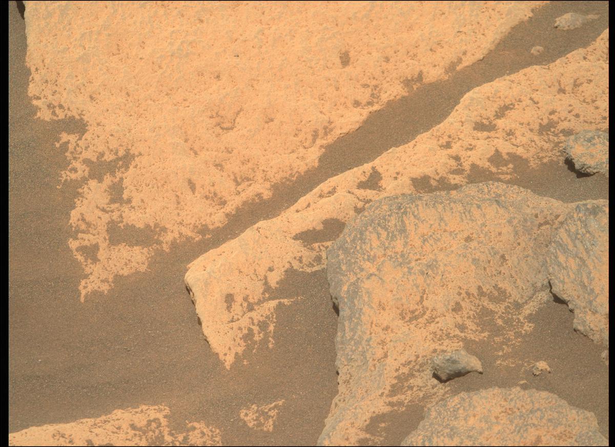 This image was taken by MCZ_RIGHT onboard NASA's Mars rover Perseverance on Sol 215