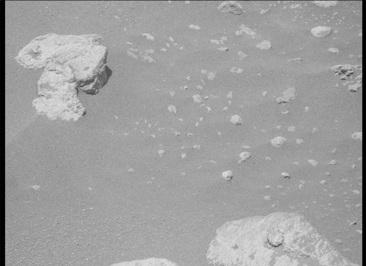 This image was taken by MCZ_RIGHT onboard NASA's Mars rover Perseverance on Sol 215