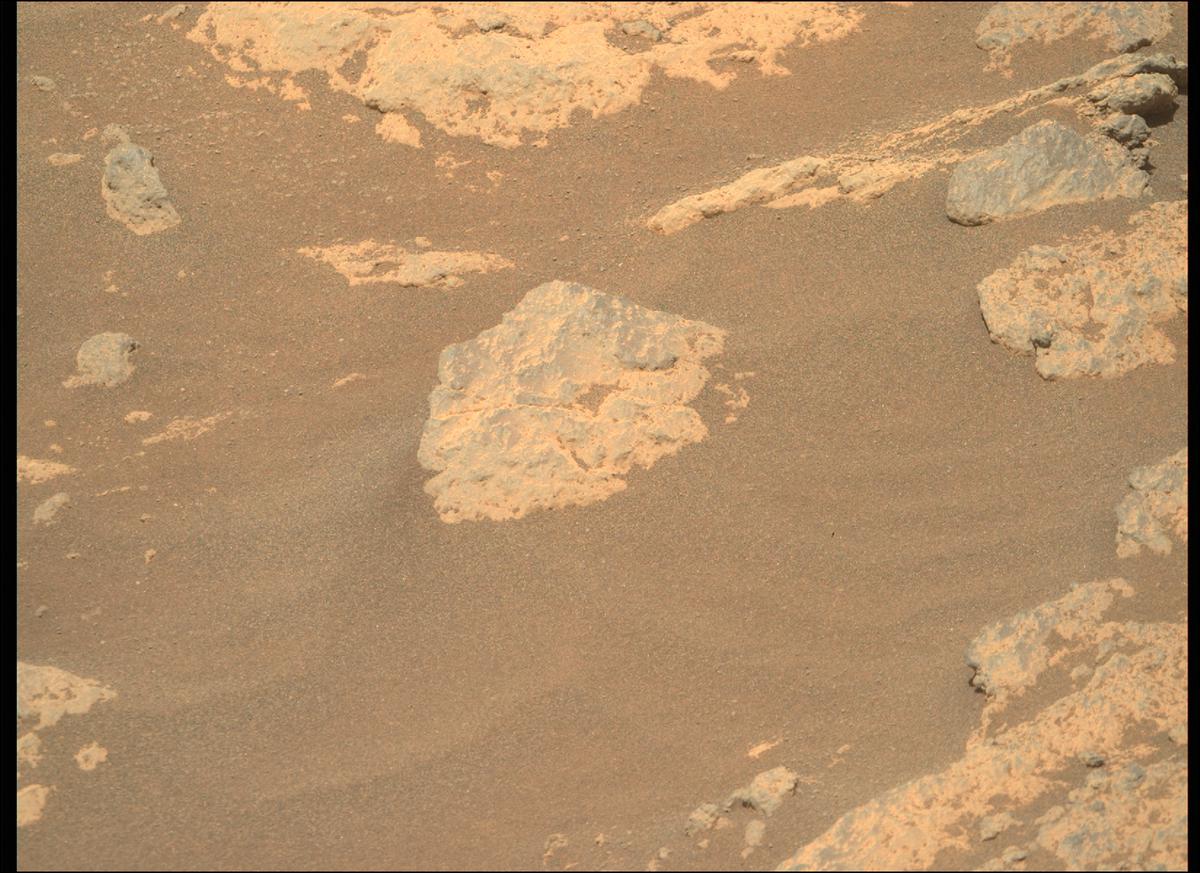This image was taken by MCZ_RIGHT onboard NASA's Mars rover Perseverance on Sol 215