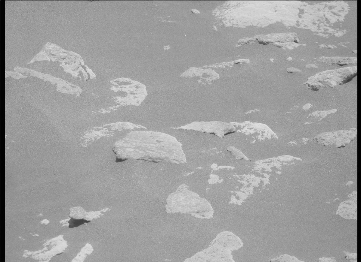 This image was taken by MCZ_RIGHT onboard NASA's Mars rover Perseverance on Sol 215