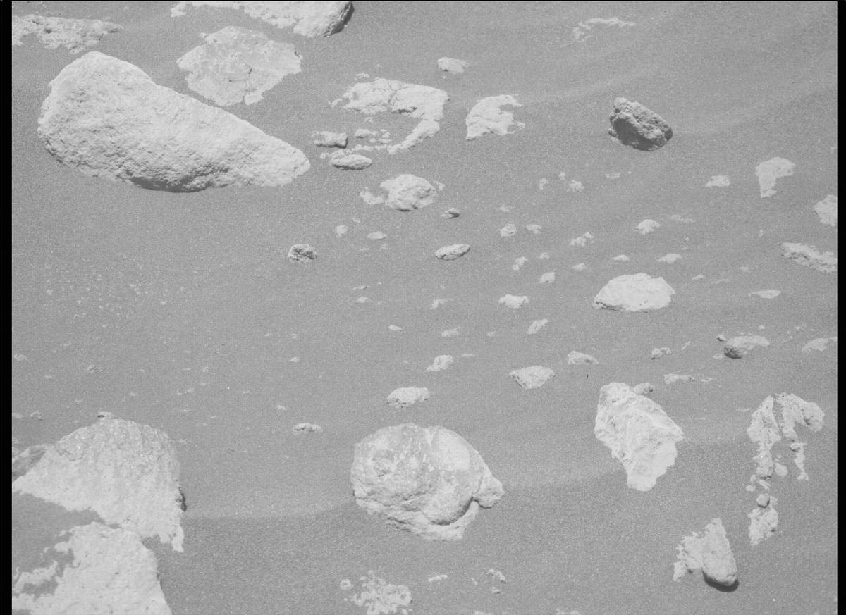 This image was taken by MCZ_RIGHT onboard NASA's Mars rover Perseverance on Sol 215