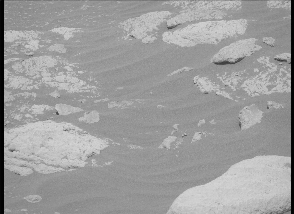 This image was taken by MCZ_RIGHT onboard NASA's Mars rover Perseverance on Sol 215