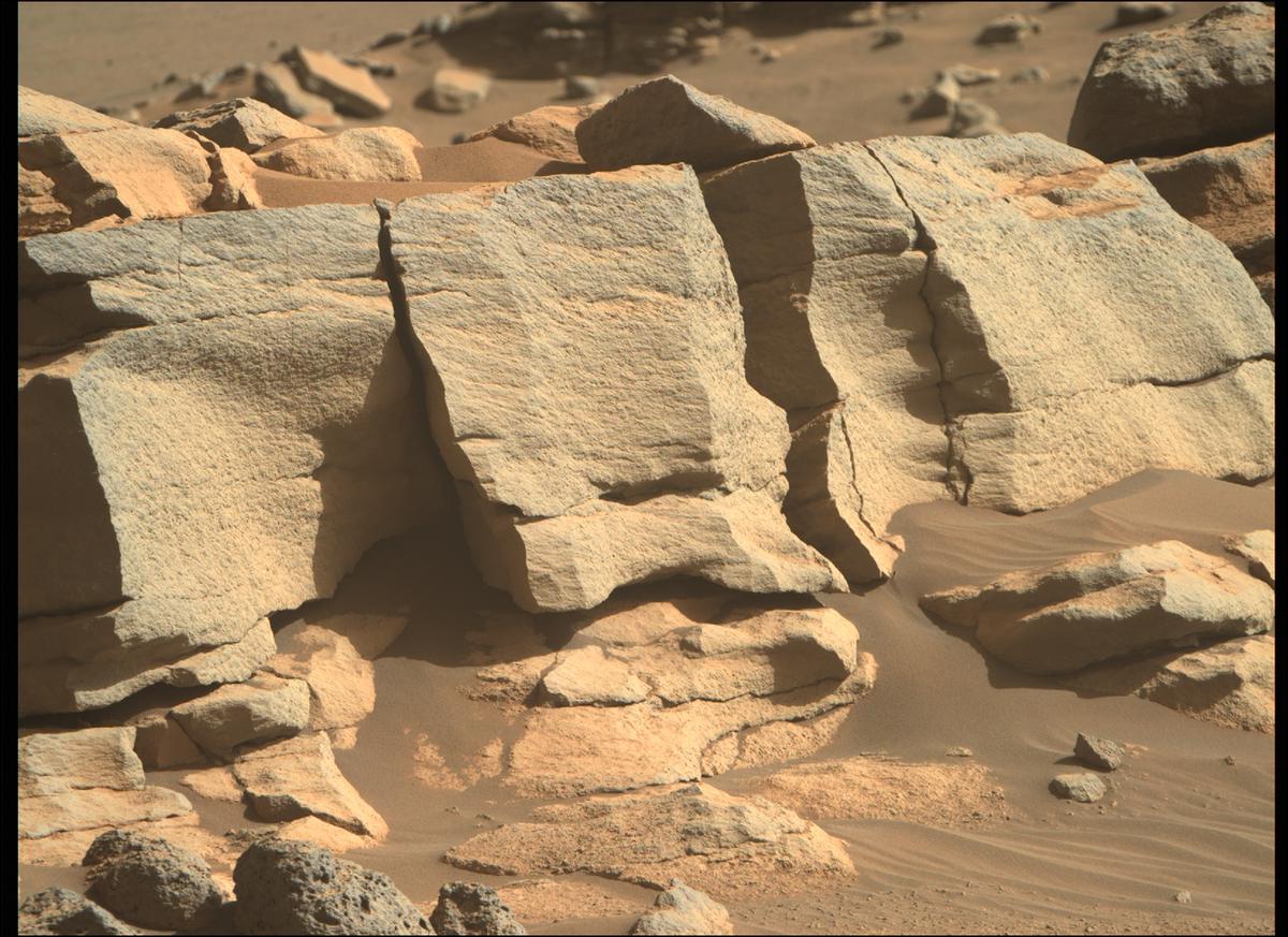 This image was taken by MCZ_RIGHT onboard NASA's Mars rover Perseverance on Sol 240