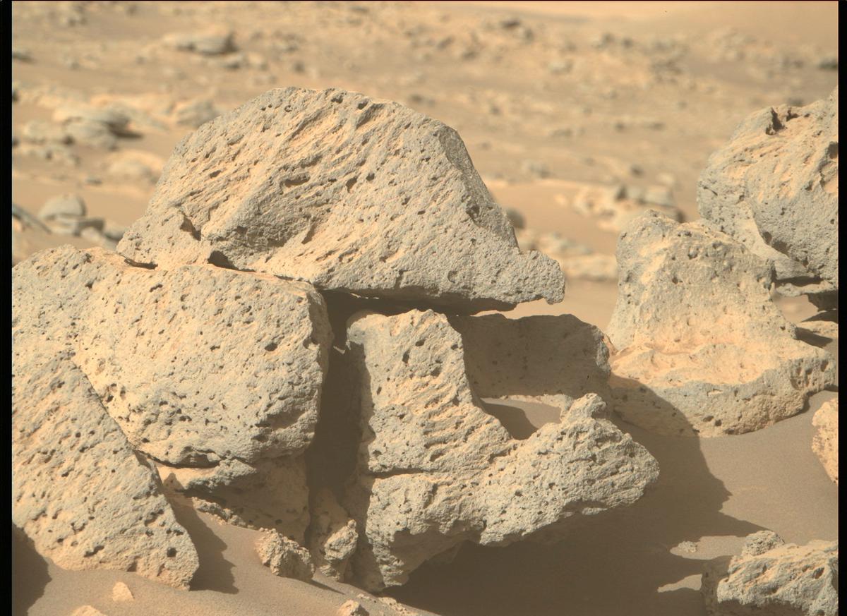 This image was taken by MCZ_RIGHT onboard NASA's Mars rover Perseverance on Sol 240