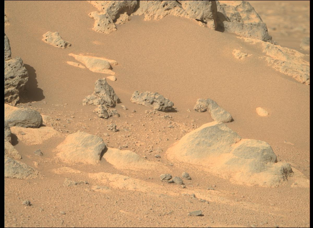 This image was taken by MCZ_RIGHT onboard NASA's Mars rover Perseverance on Sol 240