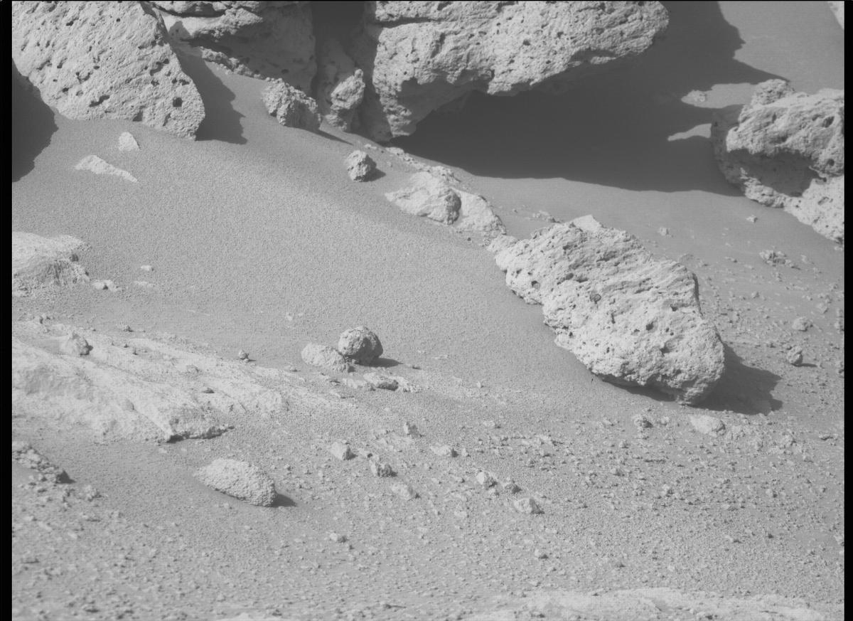 This image was taken by MCZ_RIGHT onboard NASA's Mars rover Perseverance on Sol 240