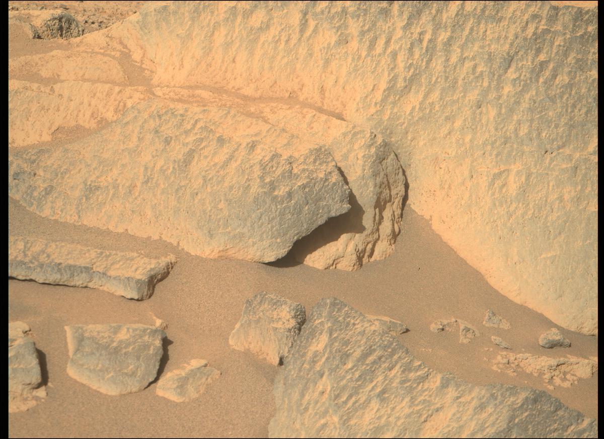 This image was taken by MCZ_RIGHT onboard NASA's Mars rover Perseverance on Sol 240