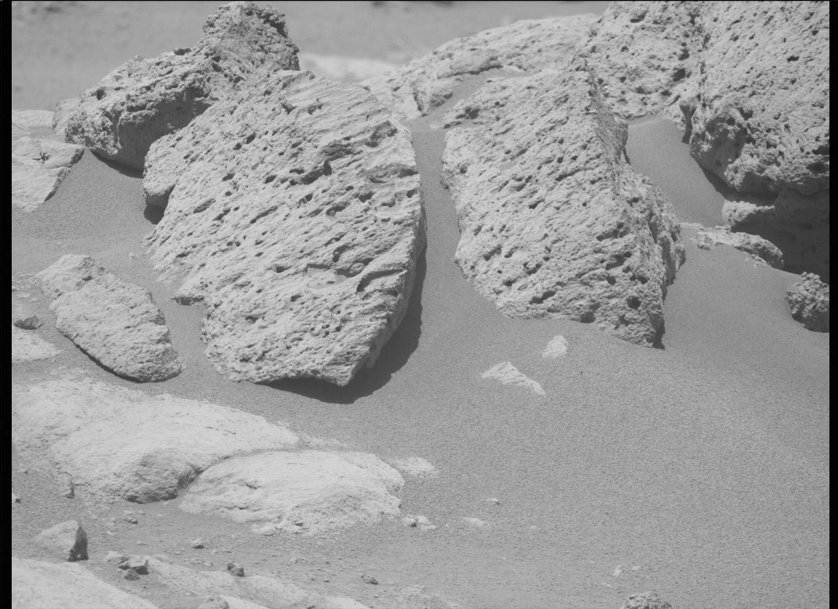 This image was taken by MCZ_RIGHT onboard NASA's Mars rover Perseverance on Sol 274