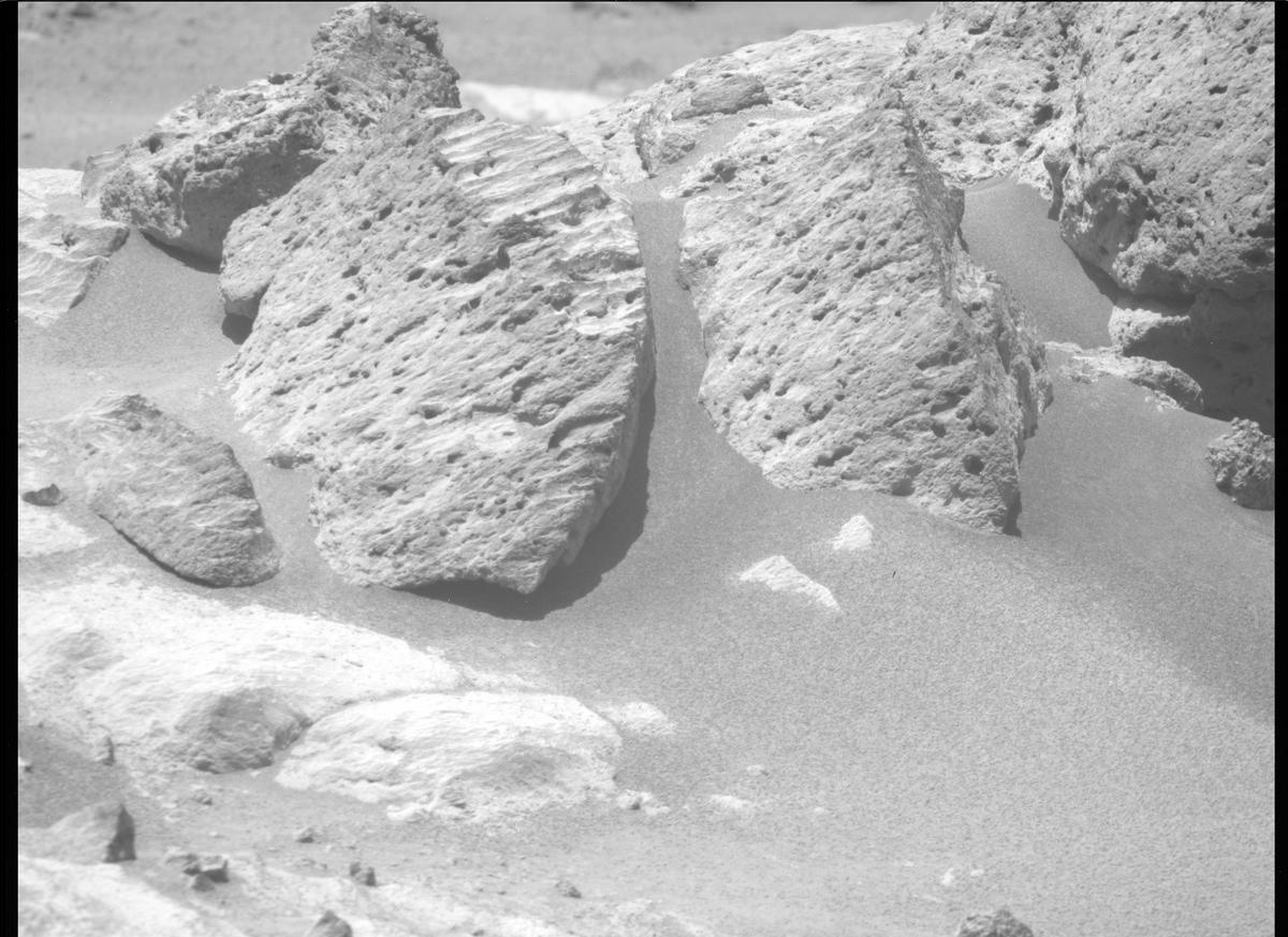 This image was taken by MCZ_RIGHT onboard NASA's Mars rover Perseverance on Sol 274