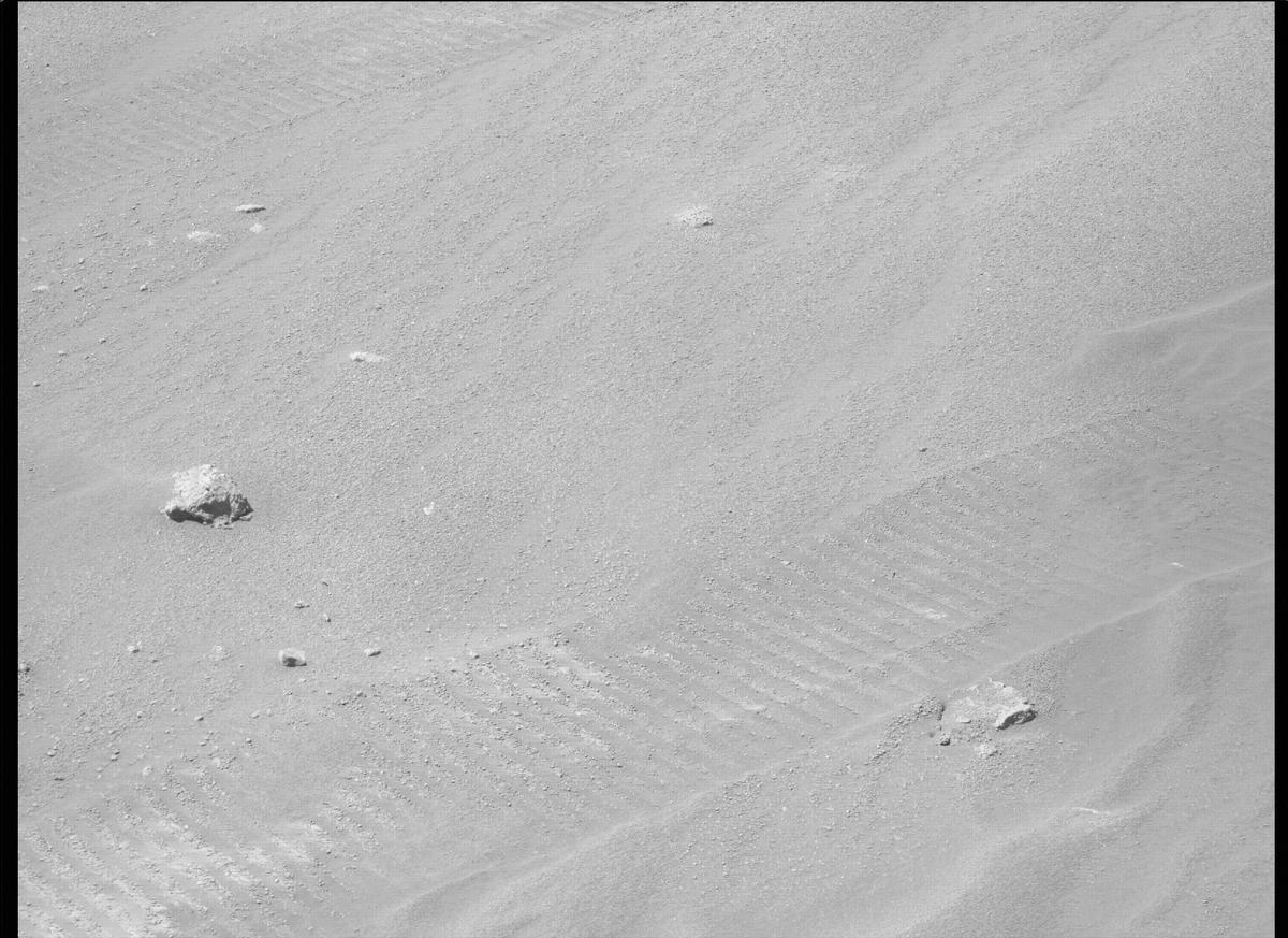 This image was taken by MCZ_RIGHT onboard NASA's Mars rover Perseverance on Sol 320