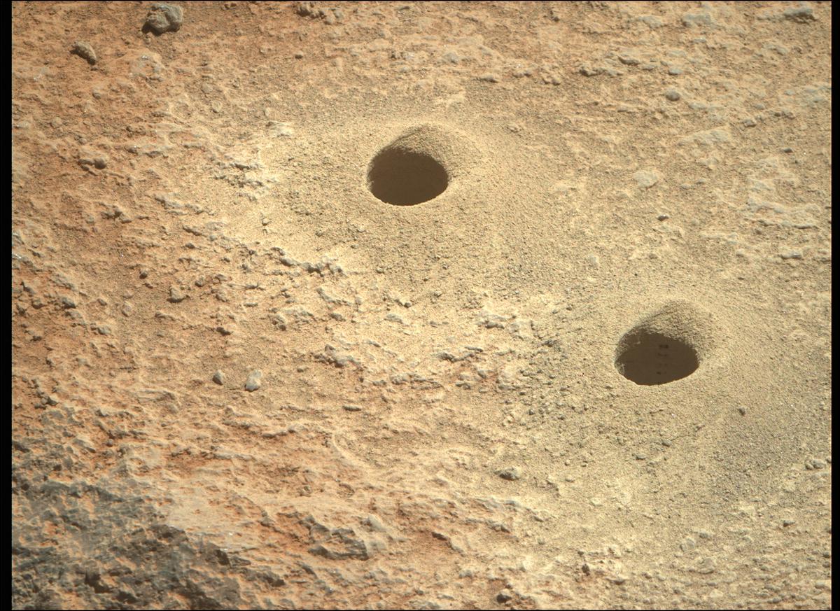This image was taken by MCZ_RIGHT onboard NASA's Mars rover Perseverance on Sol 320
