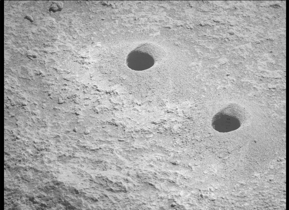 This image was taken by MCZ_RIGHT onboard NASA's Mars rover Perseverance on Sol 320