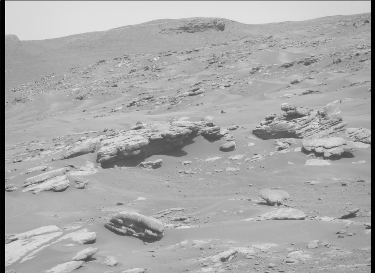 This image was taken by MCZ_RIGHT onboard NASA's Mars rover Perseverance on Sol 323