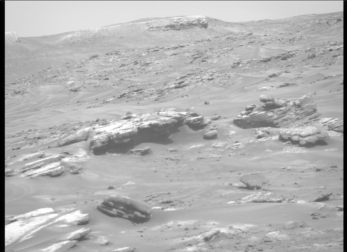 This image was taken by MCZ_RIGHT onboard NASA's Mars rover Perseverance on Sol 323