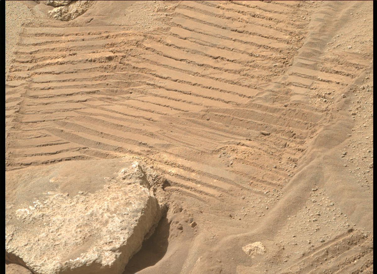 This image was taken by MCZ_RIGHT onboard NASA's Mars rover Perseverance on Sol 329