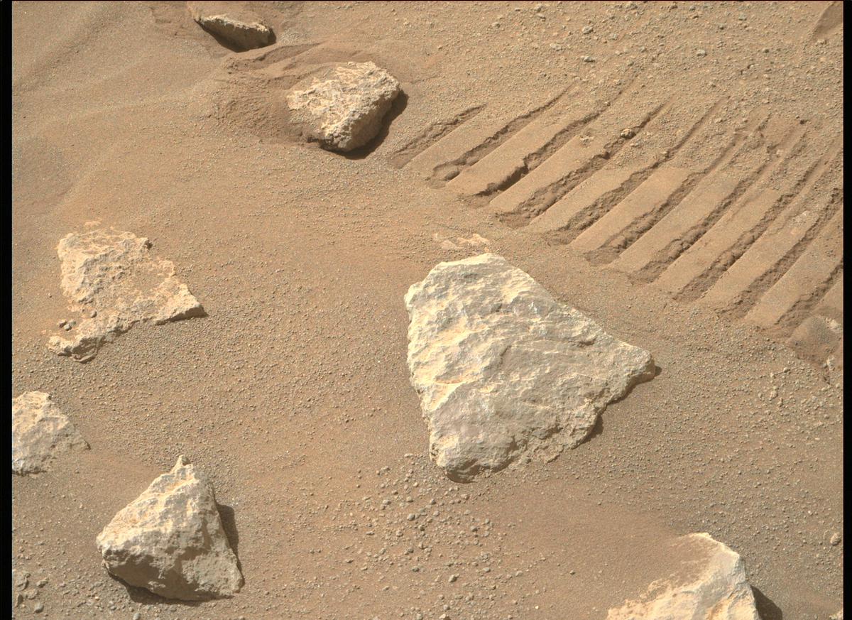 This image was taken by MCZ_RIGHT onboard NASA's Mars rover Perseverance on Sol 329