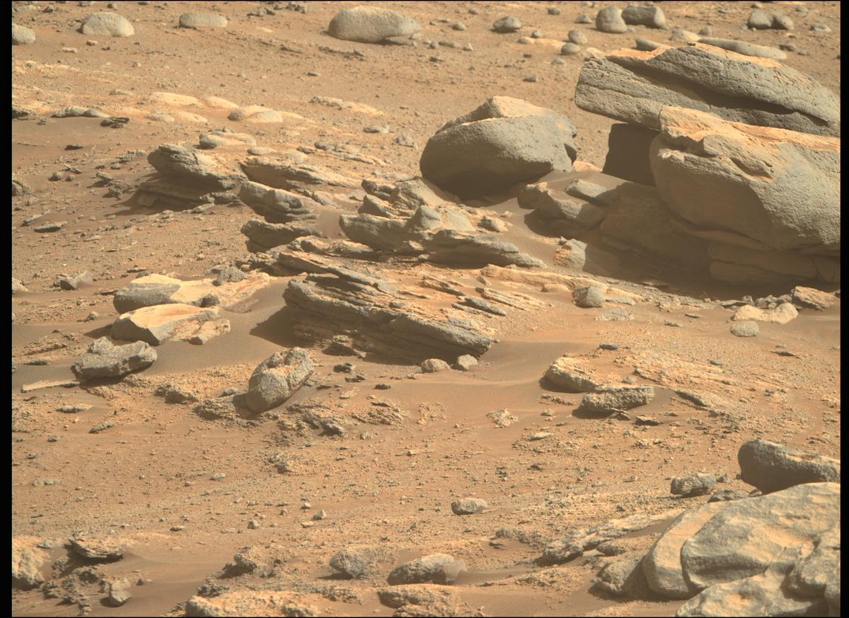 This image was taken by MCZ_RIGHT onboard NASA's Mars rover Perseverance on Sol 349