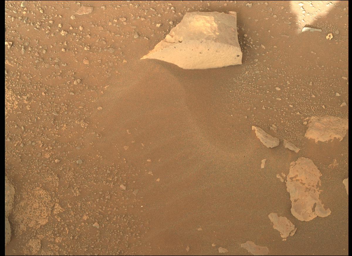 This image was taken by MCZ_RIGHT onboard NASA's Mars rover Perseverance on Sol 352