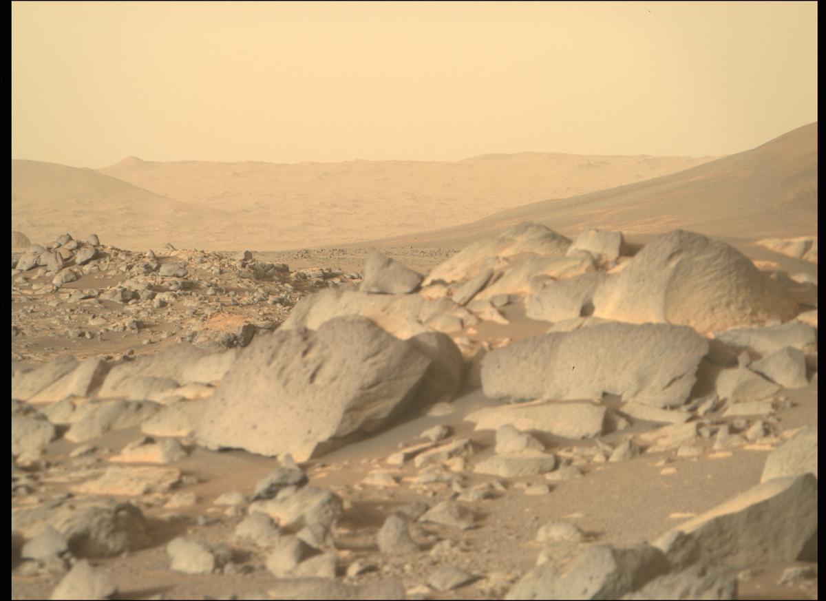 This image was taken by MCZ_RIGHT onboard NASA's Mars rover Perseverance on Sol 353